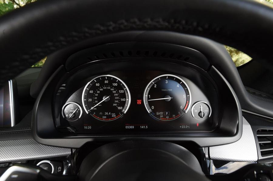 Панель приборов BMW X5 xDrive40d M Sport (F15) 2013 года  (UK) (фото 10 из 12)